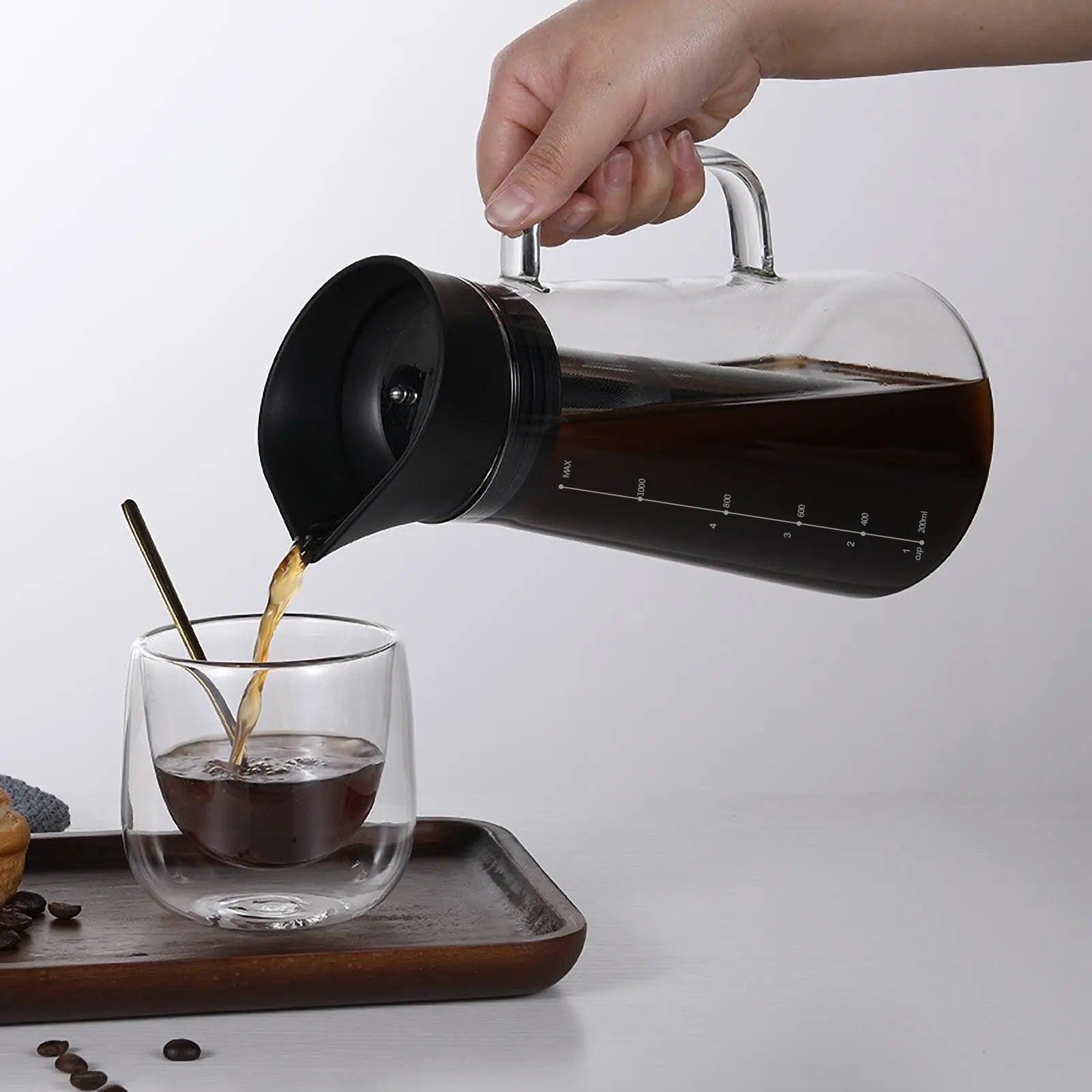Carafa Cold Brew de 1200ml, cu capac și formă ergonomic, perfectă pentru a menține cafeaua rece.
