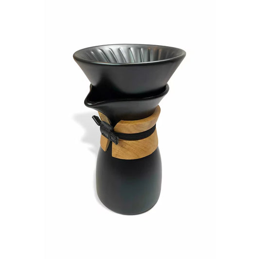 Set complet pentru prepararea cafelei V60, incluzând un dripper ceramic și capac din bambus, capacitate de 540 ml.