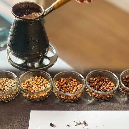 Boabe de cafea în momentul first crack din timpul prăjirii