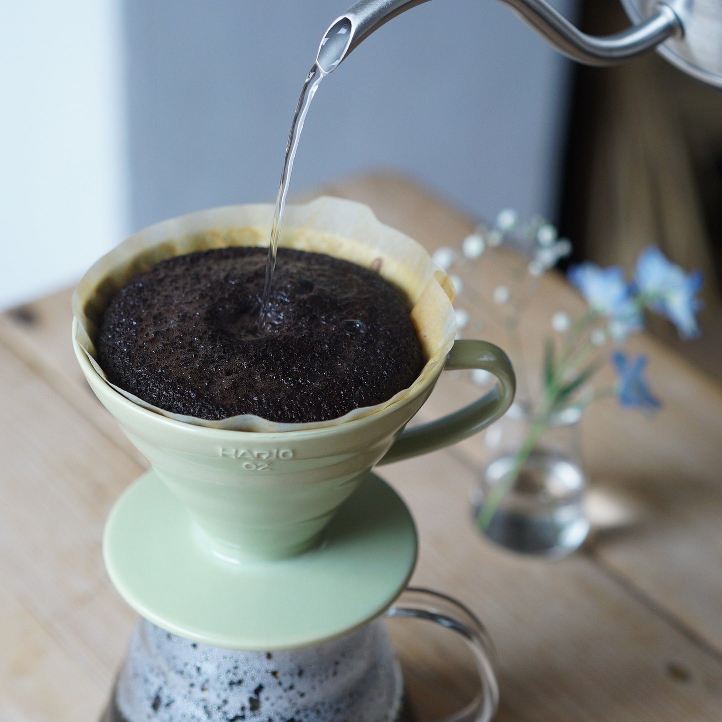 Hario V60-02 Ceramic Coffee Dripper Smokey Green - unghi 2