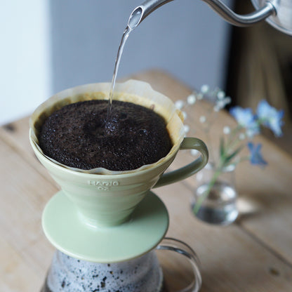 Hario V60-02 Ceramic Coffee Dripper Smokey Green - unghi 2